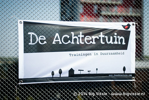 Foto van vlag De Achtertuin op hek Green Office Utrecht